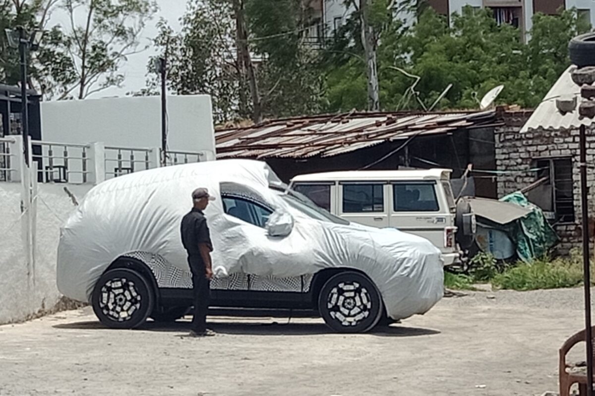 Tata Safari Facelift Interior revealed through spy shots, launch in late 2023