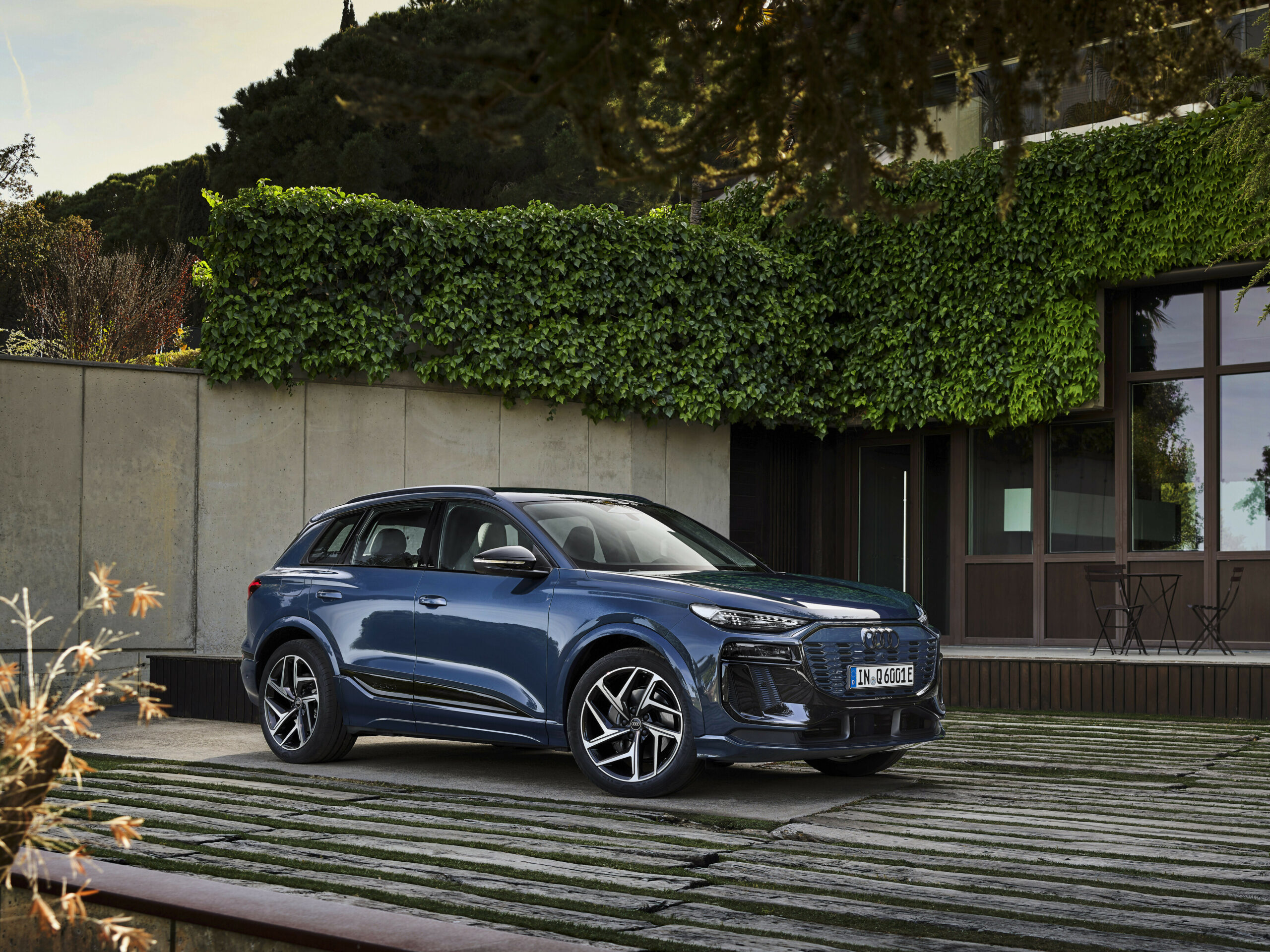 Audi Q6 e-tron is revealed, powered by a powerful electric motor .